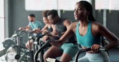 Spor salonu, spor salonu ya da bisiklet sporu ya da dayanıklılık için kardiyo eğitimi için siyah kadın. Bisikletçi, egzersiz bisikleti ve sağlıklı sporcu enerji, mücadele ya da sağlık için bisiklete biniyor..