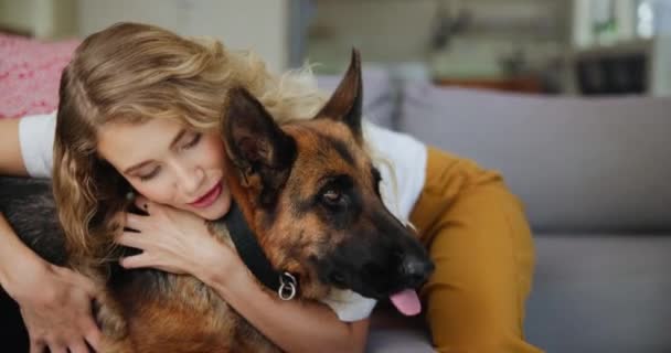 Tersenyum Berpelukan Atau Berpelukan Dengan Wanita Dan Anjing Sofa Ruang — Stok Video