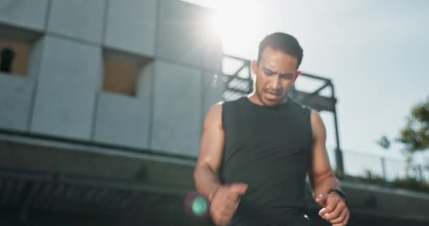 Bieganie Człowiek Sprawdzić Zegarek Ćwiczeniach Dla Statystyk Temat Cardio Szkolenia — Wideo stockowe