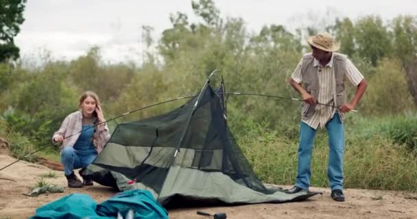 度假和异族人外出旅行时 结伴和搭帐篷都是大自然的安排 男人和女人一起布置 交谈和帮助农村的准备工作 — 图库视频影像