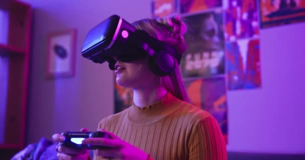 Hry Virtuální Realita Žena Brýlemi Noci Pro Zábavu Online Hry — Stock video