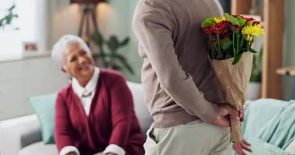 Vieil Homme Femme Surprise Bouquet Fleurs Sur Canapé Heureux Couple — Video