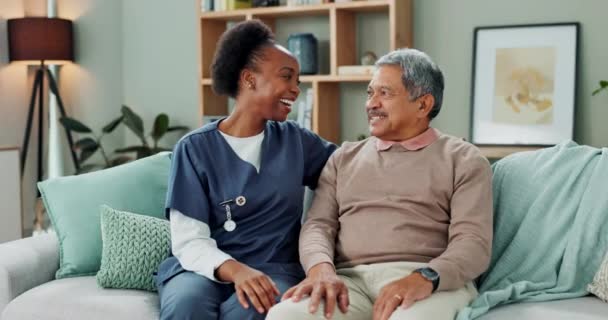 Anciano Hombre Cuidador Con Sonrisa Hogar Ancianos Para Apoyo Sanitario — Vídeo de stock