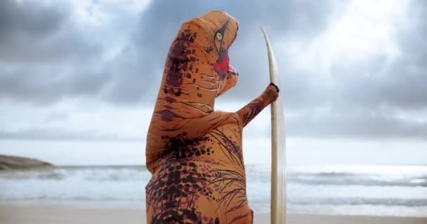 Dinosaure Gonflable Plage Heureux Avec Planche Surf Comme Interprète Ludique — Video