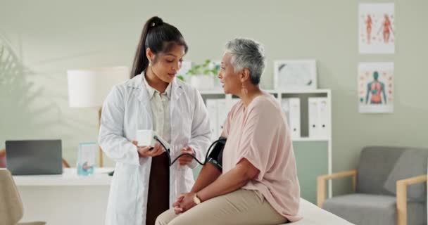 Clínica Médico Conversando Com Mulher Pressão Arterial Cuidados Saúde Serviço — Vídeo de Stock