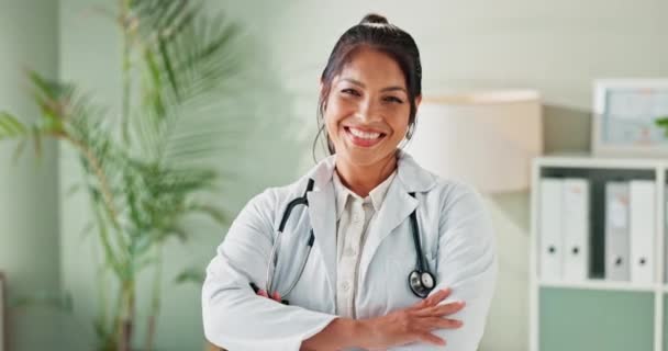 Twarz Lekarz Kobieta Skrzyżowanymi Ramionami Uśmiech Biuro Opieką Zdrowotną Profesjonalistą — Wideo stockowe