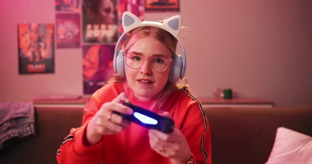 Headphone Wajah Dan Wanita Bermain Video Game Rumah Untuk Kompetisi — Stok Video