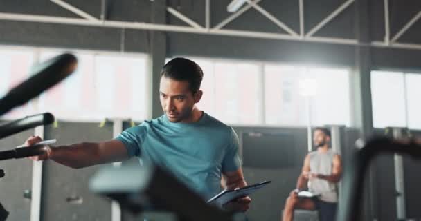 Gym Uitrusting Personal Trainer Voor Onderhoud Machine Studio Voor Training — Stockvideo
