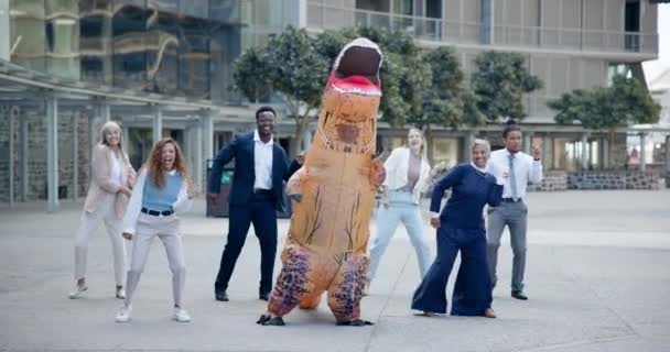 Business Mennesker Dans Udendørs Kostume Oppustelige Dinosaur Med Sjov Lykke – Stock-video
