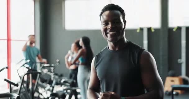 Pausa Cara Homem Negro Ginásio Com Confiança Sorriso Bem Estar — Vídeo de Stock