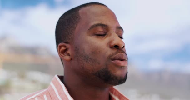 Gezicht Zwarte Man Denken Buitenlucht Voor Vakantie Ontspannen Ontspannen Reflecteren — Stockvideo