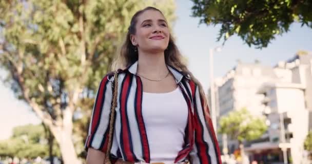 Місто Парк Щаслива Прогулянка Жінкою Моді Або Випадковий Вуличний Одяг — стокове відео