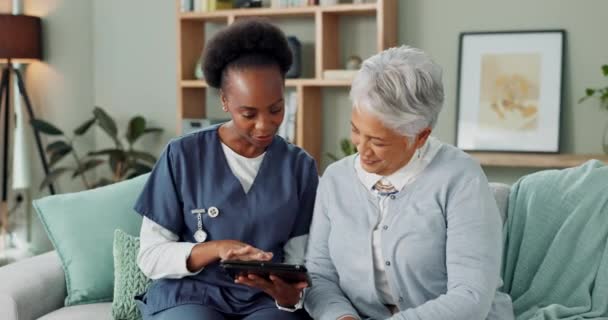 老年人 妇女和护理人员 在疗养院用平板电脑或讨论病人测试结果或解释 老年人 有技术促进健康报告的人和护士或乐于接受客户诊断的人 — 图库视频影像