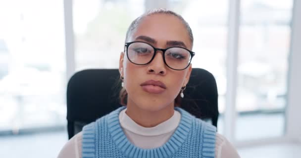 眼镜和严肃的商业女性在办公室的椅子管理或公司审计 有职业精神的工作场所的形象 代理或职业及自信的年轻秘书 — 图库视频影像