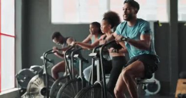 Bisiklet, spor salonu ve sağlıklı insanlar, dayanıklılık ve gelişimle kalp atışlarını zorlar ve arttırırlar. Eliptik makine ve eğitimli enerji ve kardiyo ile sağlık, grup ve ekipman.