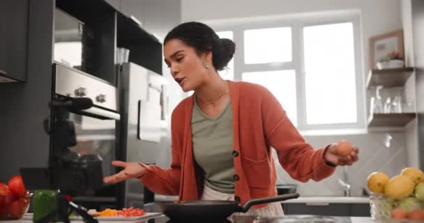 Gotowanie Vlogging Kobieta Kuchni Aparatem Transmisji Żywo Tworzenie Treści Porady — Wideo stockowe
