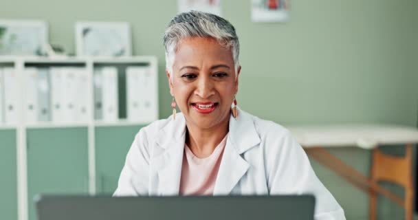 Video Görüşmesi Laptoplu Kadın Doktor Sağlık Sigortası Sanal Toplantı Tavsiyelerle — Stok video