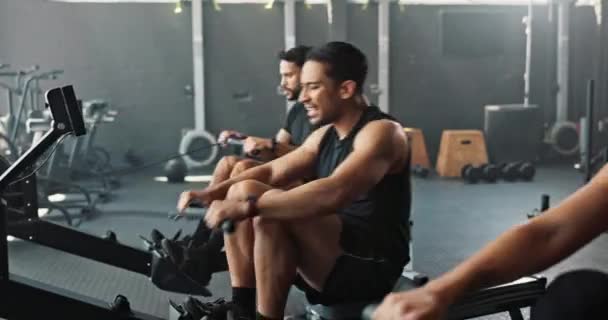 体育课上的男女运动员 带着微笑进行运动和锻炼 健身俱乐部 有氧运动或体育活动中的疲劳 机械和庆祝活动 以增强体力和肌肉 — 图库视频影像