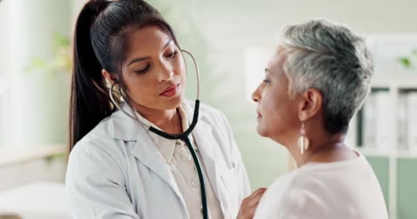Mutlu Doktor Yaşlı Kadın Kalp Atışı Nefes Sağlık Danışmanlığını Dinlemek — Stok video