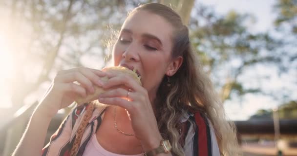 Feliz Comiendo Mujer Con Taco Para Almuerzo Comida Merienda Aire — Vídeos de Stock