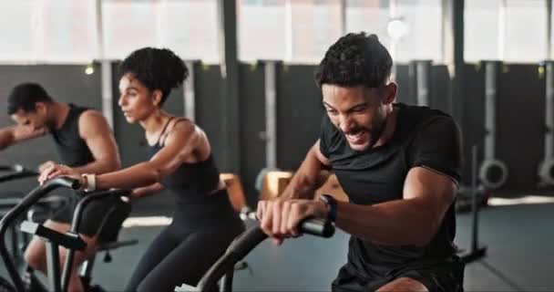 Muž Tvář Fitness Tělocvičně Unavený Zastavit Tréninkem Nebo Cvičením Vybudovat — Stock video
