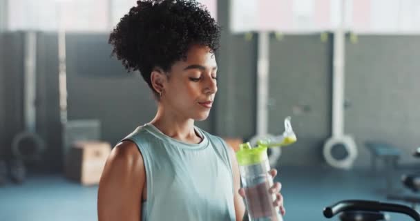 Fitness Içki Sağlık Sağlık Susuzluk Için Spor Salonunda Bir Şişe — Stok video