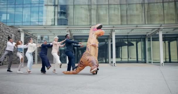 Negócios Pessoas Dança Livre Traje Dinossauro Inflável Com Diversão Felicidade — Vídeo de Stock