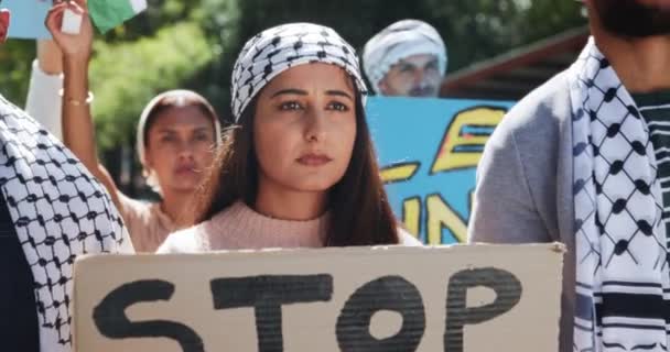 Válka Protest Znamení Zastavíme Ženy Městě Pro Spravedlnost Dav Podporou — Stock video