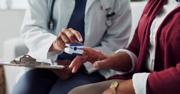 Doktor Hasta Ellerinizi Oksimetrenin Yakınına Koyup Kan Oksijen Seviyesini Ölçün — Stok video