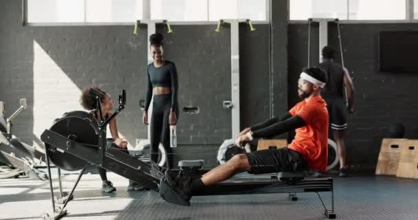 Kürekçi Spor Salonunda Adam Fitness Eğlenceli Dayanıklı Bir Eğitim Şakayla — Stok video