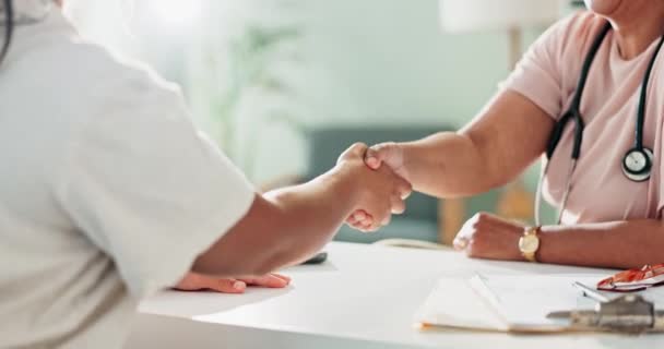 Mulheres Médico Aperto Mão Consulta Para Boas Vindas Com Reunião — Vídeo de Stock
