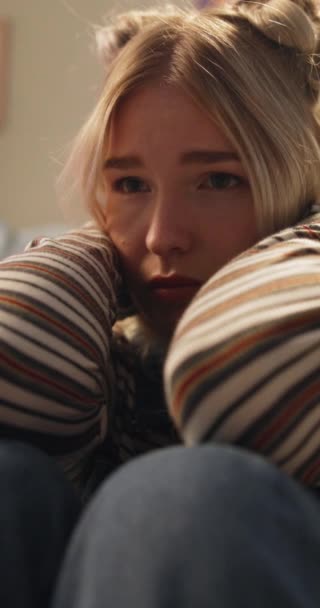 Depressie Angst Verdrietige Vrouw Een Huis Met Stress Ramp Psychische — Stockvideo