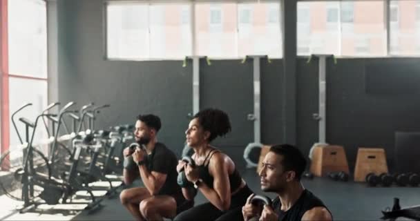 Приседания Гири Тренер Тренажерном Зале Фитнеса Физических Упражнений Тренировки Велосипедом — стоковое видео