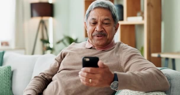 Telefon Upphetsad Och Senior Man Soffan Med Leende Online Chat — Stockvideo