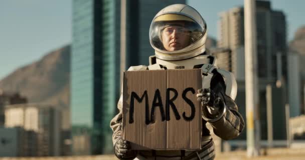 宇宙飛行士 看板に火星のサイン 地上の人々にメッセージやメッセージを送ります ボードを示す宇宙旅行者 警報のためのポスターや通知 都市の町での信号や意識 — ストック動画