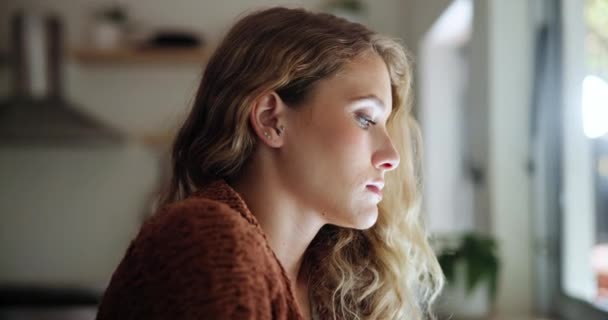 Mujer Estrés Tristeza Casa Pensando Solo Memoria Deprimido Dolor Abrumado — Vídeos de Stock