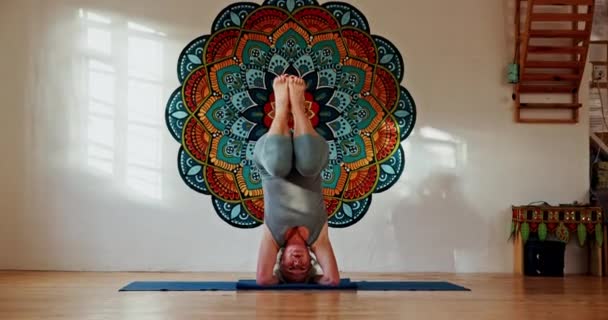Senior Vrouw Yoga Ondersteboven Voor Flexibiliteit Mindfulness Gezond Lichaam Pensionering — Stockvideo