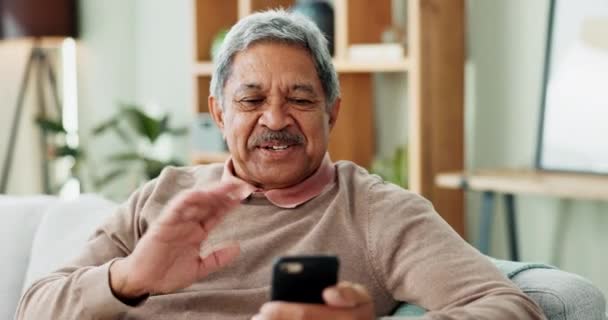 Telefon Våg Och Senior Man Med Videosamtal Leende Och Kommunikation — Stockvideo