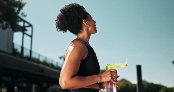 Fitness Hälsa Och Kvinna Dricksvatten För Hydrering Träning Och Träning — Stockvideo