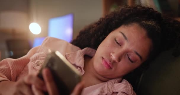 Telefon Gece Evde Kalbi Kırık Üzgün Bir Kadın Mesajda Kötü — Stok video