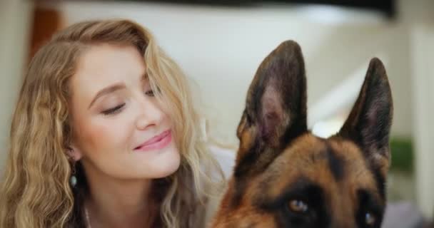 Liebe Kuscheln Oder Umarmung Mit Frau Und Hund Auf Dem — Stockvideo
