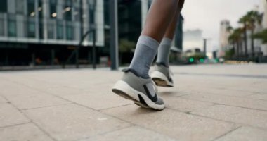 Şehir, koşu, spor, spor eğitimi ve kardiyo performansı için zeminde ayaklar. Sağlıklı vücut, egzersiz ve maraton için dayanıklı siyah kadın spor sahası ve yakın çekim.