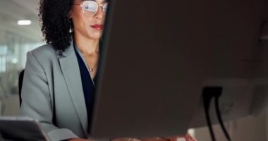 Okuma, iş kadını ve bilgisayar şirkette çalışmak için dijital piyasa araştırma analisti. Bir ofis masasında yönetici raporu ve ekran grafiği olan bir profesyonelin iş istatistikleri, gözlükleri ve teknolojisi.
