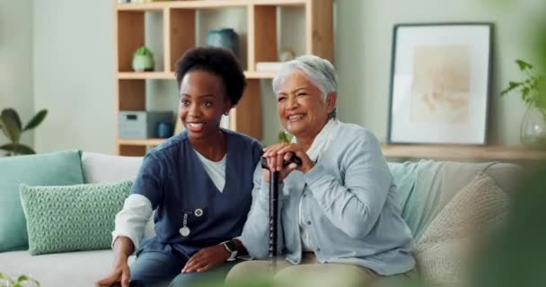 Sjuksköterska Mogen Kvinna Och Med Underhållning Pensionering Och Äldreomsorg För — Stockvideo