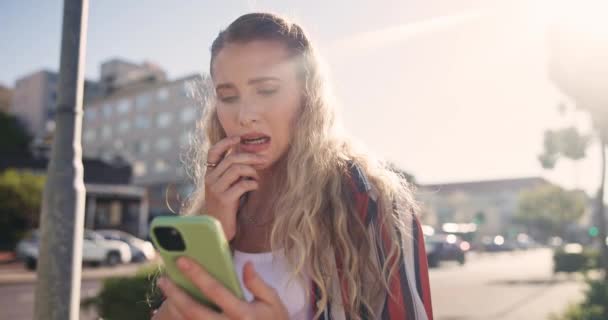 Turistická Zmatená Žena Městě Chytrým Telefonem Pro Směry Vyhledávání Polohy — Stock video