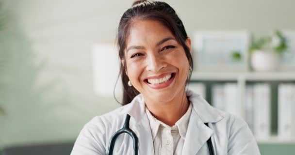 Frau Arzt Und Lächeln Büro Für Gesundheitsfürsorge Krankenhaus Aufgeregt Und — Stockvideo