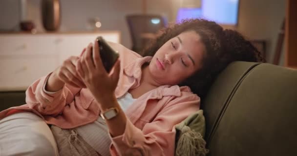 Telefon Gece Evde Kalbi Kırık Mesajda Kötü Haber Olan Sıkılmış — Stok video