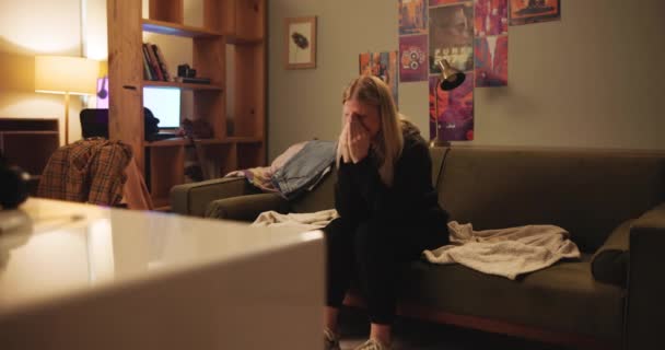 Λυπηρό Κλάμα Και Γυναίκα Στον Καναπέ Στο Σπίτι Για Χωρισμό — Αρχείο Βίντεο