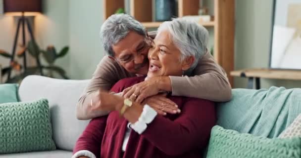 Senior Pareja Abrazo Sofá Con Amor Por Matrimonio Compromiso Seguridad — Vídeos de Stock