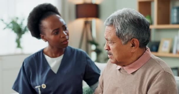 Senior Hombre Tos Con Enfermera Para Consulta Con Agua Soporte — Vídeos de Stock